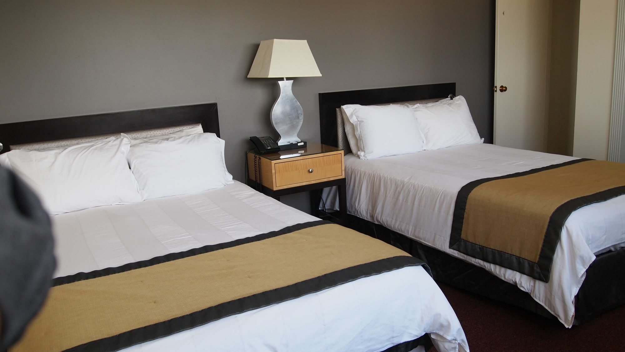 Stamford Suites (Adults Only) מראה חיצוני תמונה